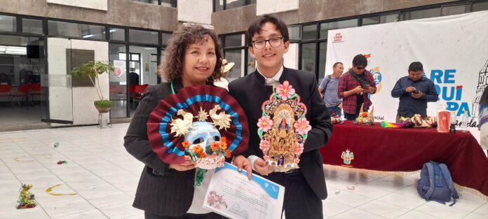 María del Pilar junto a su hijo Marcelo, presentan sus creaciones en el V concurso de Máscaras de Carnaval.