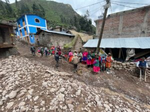 Pobladores de Puyca limpian las zonas afectadas y tratan de rescatar lo poco que queda. 