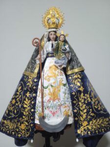 Escultura de Nuestra señora de los Remedios a base de cerámica fría. 
