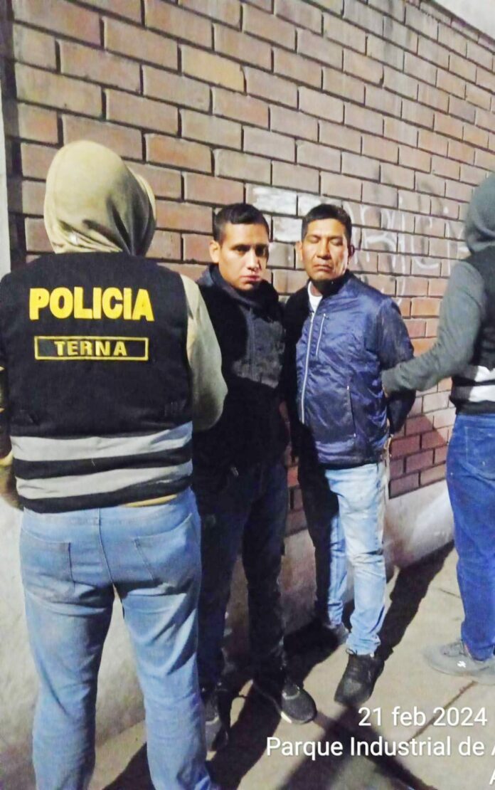 Presuntos delincuentes fueron capturaron luego de robar el celular a unas de sus víctimas.