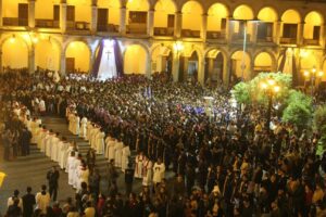 Miles de feligreses se concentran en la plaza para participar de las actividades religiosas. (Foto: Difusión).