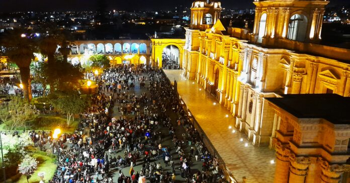 Arequipeños visitan masivamente las iglesias en Jueves Santo. | Foto: Kelly Luna.