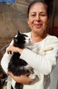 "Silvestre", una gatita rescatada del Avelino junto a sus crías, tras ser diagnosticada con cáncer en la nariz, continua viviendo con los otros felinos. 