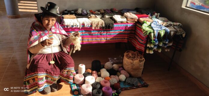 Frida Llachanco LLaquispe, de 51 años teje y vende desde su casa de adobe ubicado en el distrito de San Juan de Taraucani. (Foto: Kelly Luna/Iletrados Ntocias).