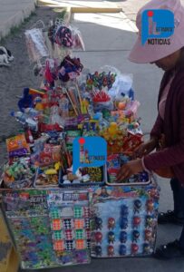 Vitoria, la madre de Leonardo, sale desde muy temprano a vender dulces y juguetes para continuar apoyando al talento de su hijo. | Foto: Kelly Luna / Iletrados Noticias.