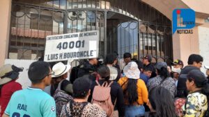 A puertas del inicio de labores escolares, padres de familia protestaron frente a la Municipalidad Provincial de Arequipa, exigiendo avance de la obra. | Foto: Kelly Luna.