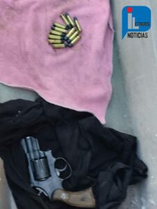 En sus pertenencias encontraron dos armas de fuego, cartuchos y notas que presuntamente usarían para extorsionar a sus víctimas. Foto: Iletrados Noticias. 