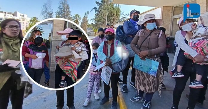 Madres con bebés sufrieron las inclemencias del frío mientras esperaban durante horas en el Hospital Honorio Delgado, solo para recibir la noticia de que no había citas disponibles. | Foto: Kelly Luna / Iletrados Noticias.