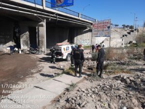 Policía de rescate realiza labores de búsqueda debajo del puente "Arrayanes" en el distrito de Sachaca. Foto: ILetrados Noticias. 