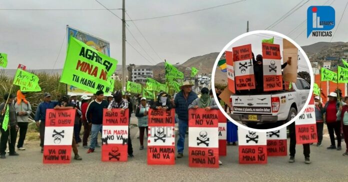 Más de una decena de jóvenes enmascarados y equipados con escudos de triplay encabezaron la protesta en el Valle de Tambo, sorprendiendo a la Policía Nacional con su presencia. Foto; Iletrados Noticias.