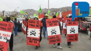 Más de una decena de jóvenes enmascarados y equipados con escudos de triplay encabezaron la protesta en el Valle de Tambo, sorprendiendo a la Policía Nacional con su presencia. Foto: Iletrados Noticias.