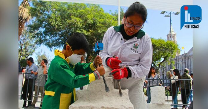 Luciano, un niño de 6 años, admira a su madre y a su tío, quienes realizan tallados de sillar en concursos. Foto: Kelly Luna / Iletrados Noticias.