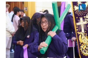 Irene, devota de 77 años cargando la cruz en la procesión del Señor de los Milagros. Fotografía: Kelly Luna / Iletrados Noticias. 