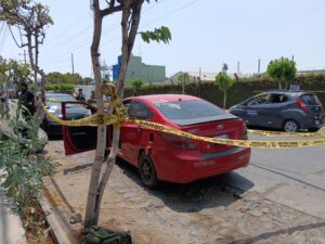 El vehículo utilizaba una placa falsa y se presume que habrían sido usadas para cometer sus fechorías en reiteradas ocasiones. Foto: Kelly Luna