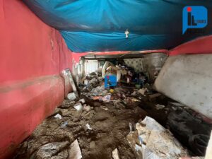 Cuarto con lodo y colchones mojados por ingreso de huaico en Cayma. Foto: Kelly Luna / Iletrados Noticias.