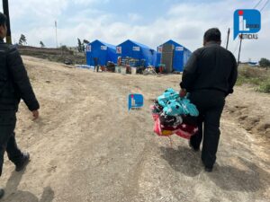 Sacerdotes de la parroquia Sagrado Corazón de María llevan agua y frazadas para damnificados. Foto: Kelly Luna / Iletrados Noticias.